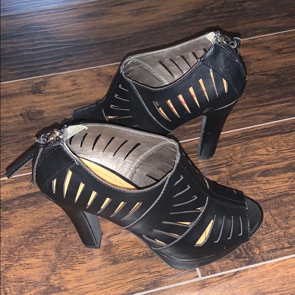 Pink & Pepper Women’s black heels